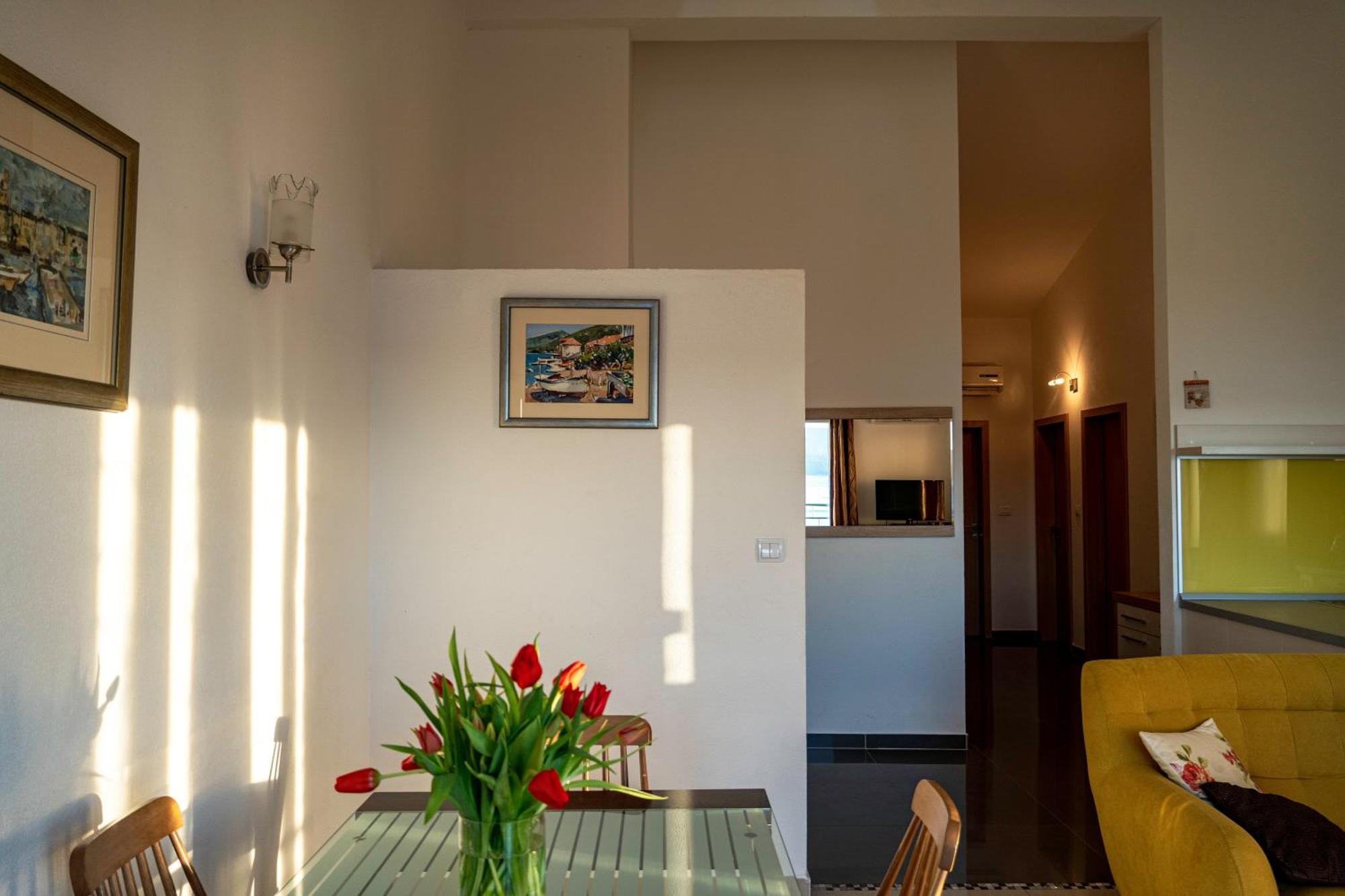 Apartments Sara & Nina Omis Exterior photo