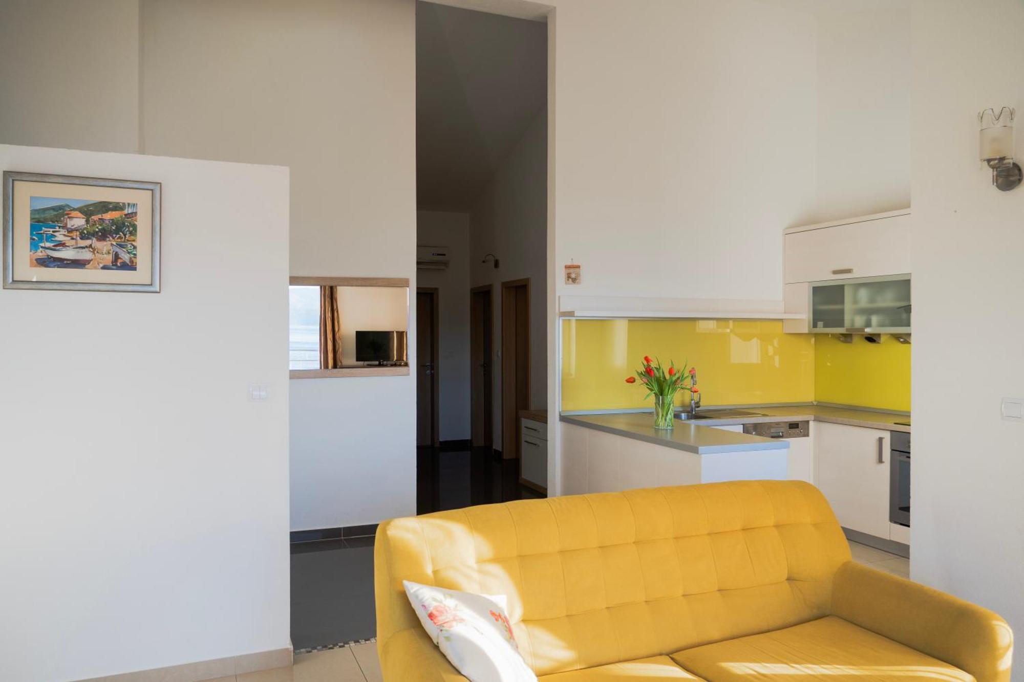 Apartments Sara & Nina Omis Exterior photo