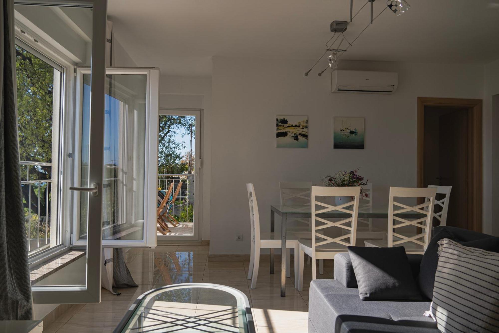 Apartments Sara & Nina Omis Exterior photo