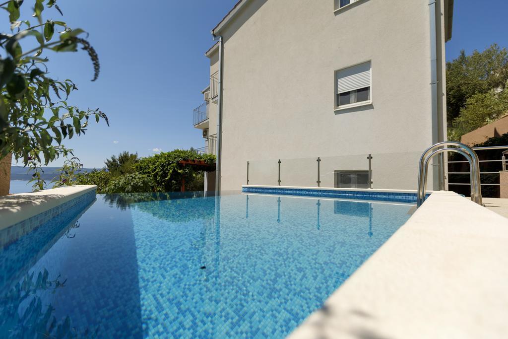 Apartments Sara & Nina Omis Exterior photo