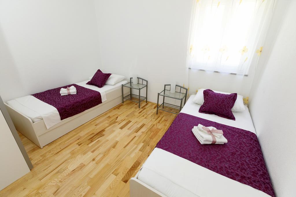 Apartments Sara & Nina Omis Exterior photo