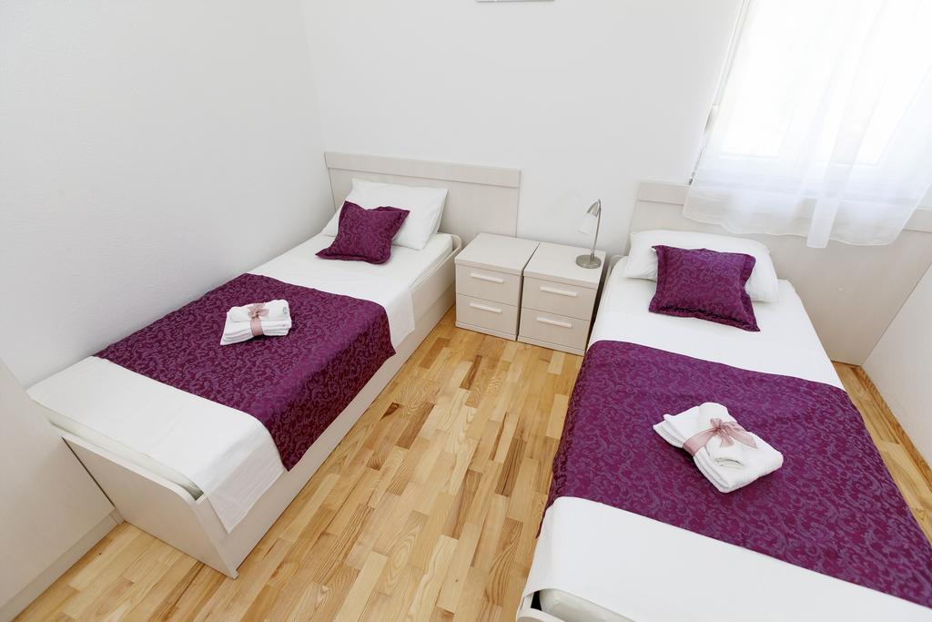 Apartments Sara & Nina Omis Exterior photo