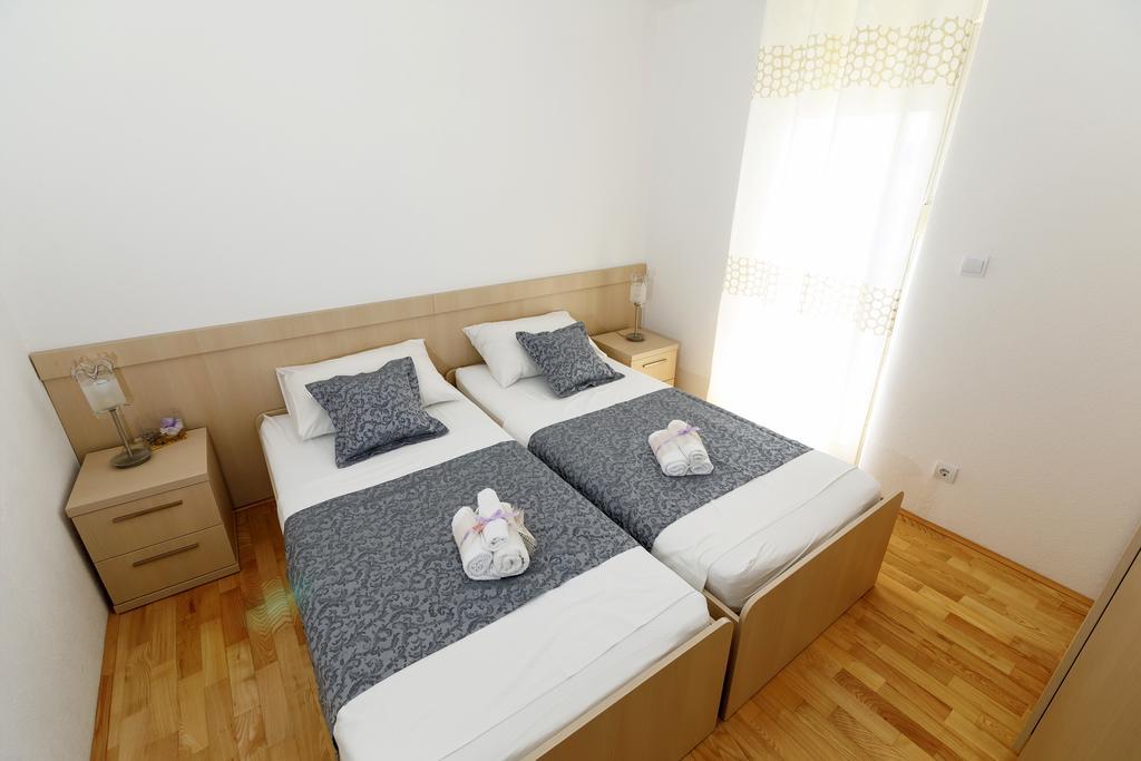 Apartments Sara & Nina Omis Exterior photo