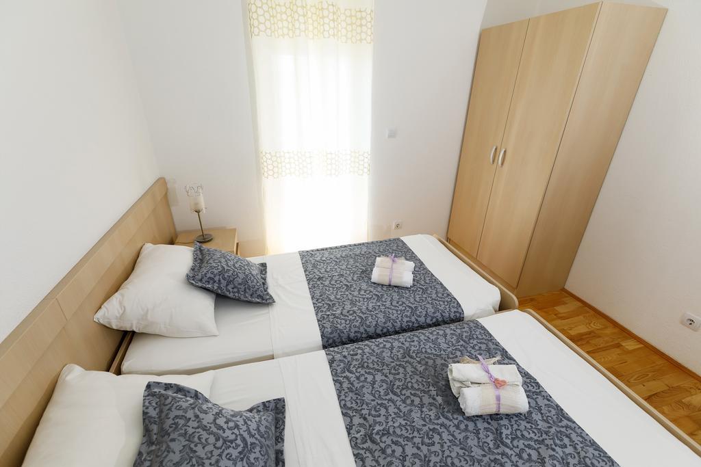 Apartments Sara & Nina Omis Exterior photo